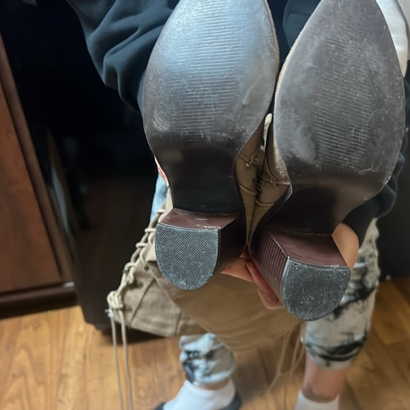 Tan knee high boots, high laced. - Picture 4 of 4